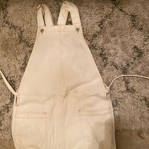 Cream Levi’s Painter cut off overalls